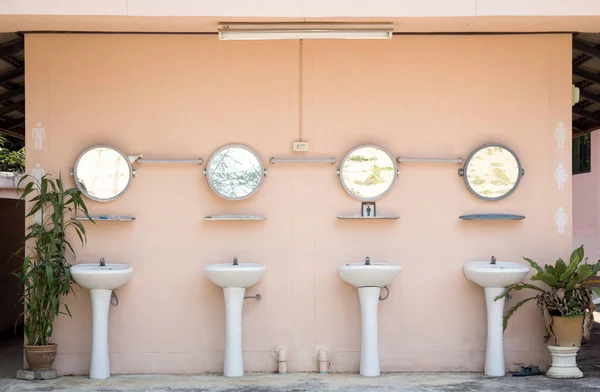 Hand wastafel in openbaar toilet — Stockfoto