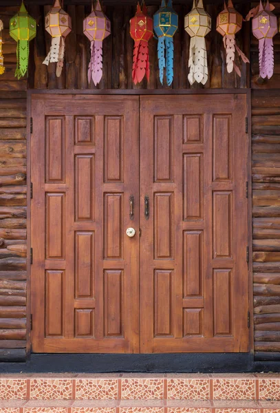 Vista frontale della porta d'ingresso in legno intagliato, stile tailandese — Foto Stock