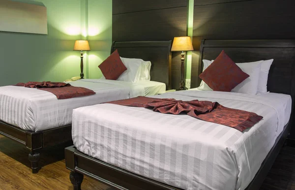 Doppelbett mit Tischlampe im Schlafzimmerinneren — Stockfoto