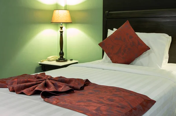 Інтер'єр спальні з подушкою і настільною лампою — стокове фото