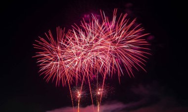 Fireworks uygulamasında karanlık gökyüzü arka plan