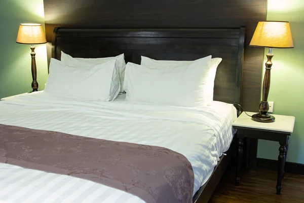 Інтер'єр спальні з подушкою і настільною лампою — стокове фото