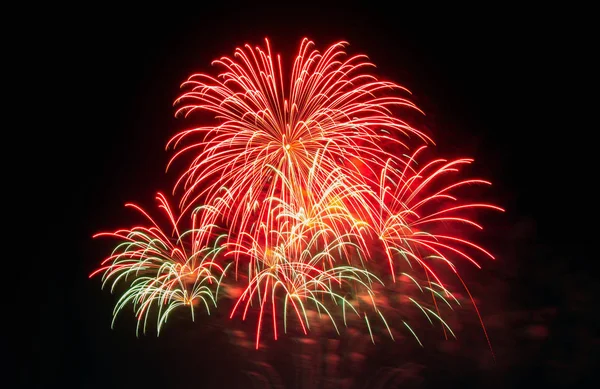 Fuegos artificiales en el fondo del cielo oscuro — Foto de Stock