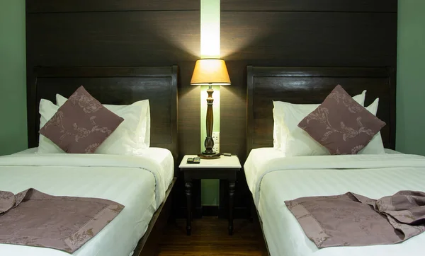 Yatak Odasının Içinde Masa Lambasıyla Çift Yatak — Stok fotoğraf