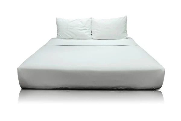 白いベッド 白い背景で隔離の枕 — ストック写真