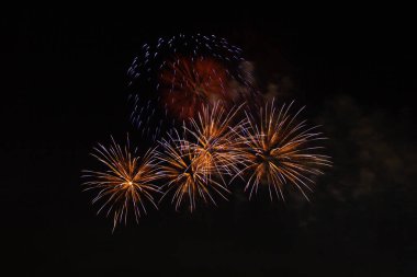Fireworks uygulamasında karanlık gökyüzü arka plan
