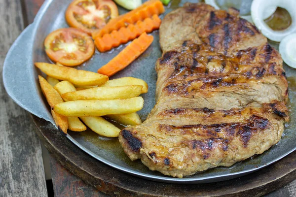 Close Bifes Porco Grelhados Batatas Fritas Com Legumes — Fotografia de Stock