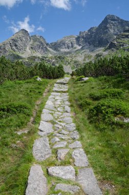 Swinica ve Koscielec doruklarına içinde geçmiş ile Tatra mountain iz.