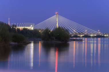 Varşova, Polonya-Nisan 20,2017: Ulusal Stadyumu ve geceleri bileşimin Köprüsü.