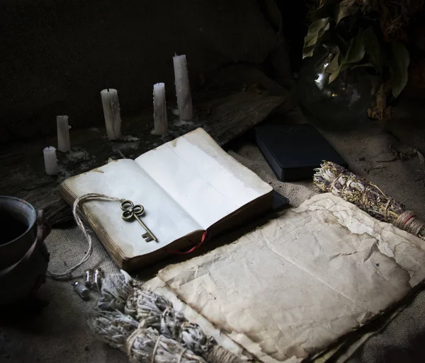 背景与老书和纸在桌上与蜡烛 — 图库照片