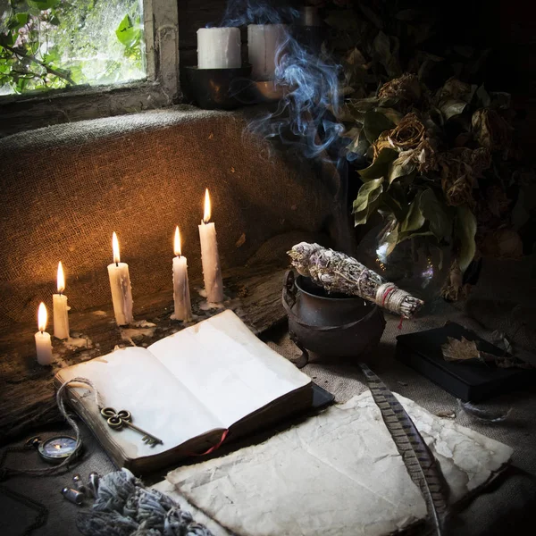 Фон зі старою книгою і папером на столі зі свічками — стокове фото