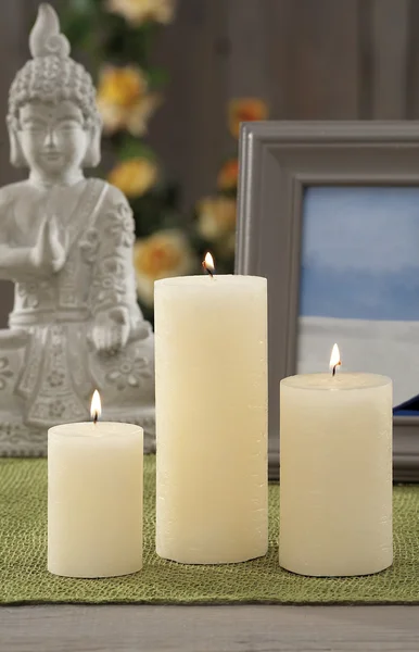 Stillleben zu Hause beim Anzünden von Kerzen — Stockfoto