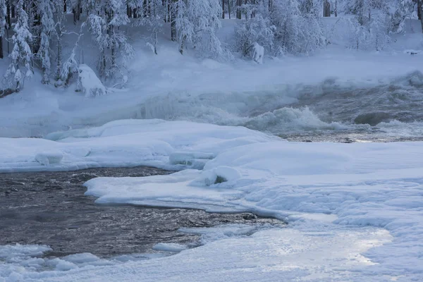 Wasserfall, Winter in Lappland, Schweden, norrbotten — Stockfoto