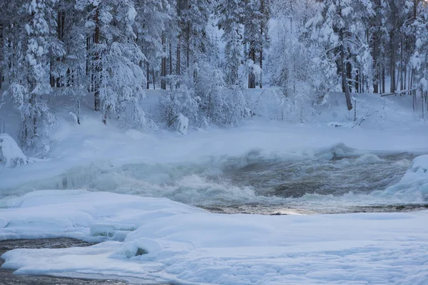 Wasserfall, Winter in Lappland, Schweden, norrbotten — Stockfoto