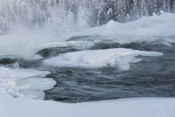 Der Winter im schwedischen Lappland, Wasserfall — Stockfoto