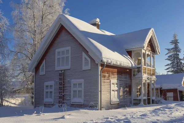Casa de madeira congelada, o inverno na Lapônia sueca — Fotografia de Stock