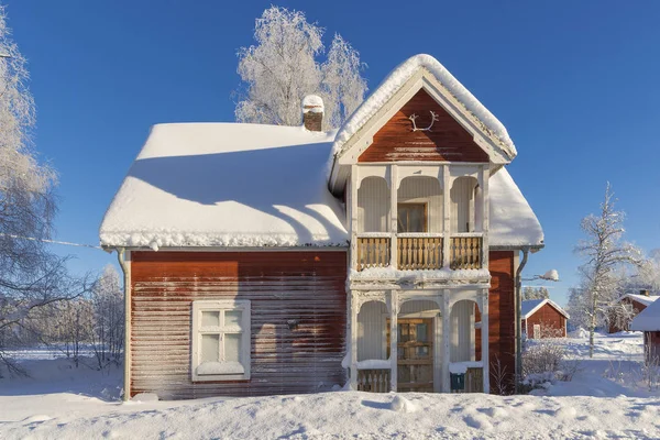 Casa de madeira congelada, o inverno na Lapônia sueca — Fotografia de Stock