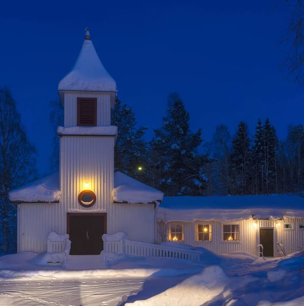 Der winter in schwedisch lappland, die kleine kirche der petiknas — Stockfoto