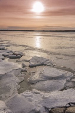 Kışın deniz manzarası, deniz ve sahil donmuş.