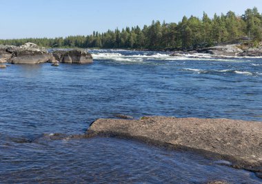 Vindelalven, vahşi nehir ve akarsular, İsveç 'in kuzeyinde, yaz boyunca.