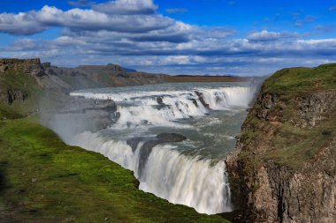 Gullfoss şelale Kanyonu güneybatı İzlanda'daki Hvita Nehri'nin bulunan. Ülkenin en popüler turistik biridir. 