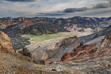 Muhteşem İzlanda manzara. çim kara, göl, yüksek dağlar çok renkli ve güzel gökyüzü