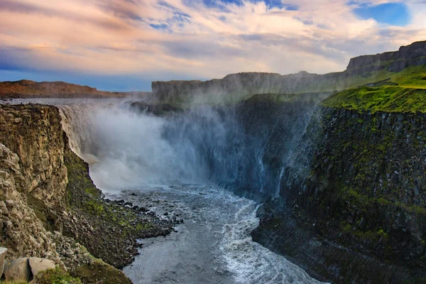 アイスランドの滝の防潮堤 — ストック写真