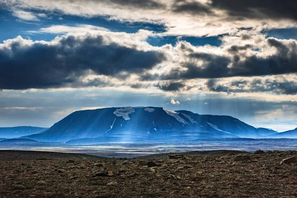 Buzdağları Jokulsarlon buzul lagün, İzlanda, küresel ısınma konsepti, seçici odak güzel görünümü