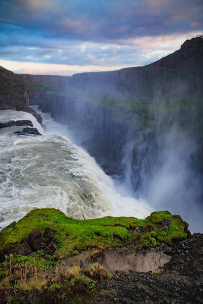 Gullfoss waterval, gelegen in de canyon van de Hvita-rivier in het zuidwesten van IJsland. Het is een van de meest populaire toeristische attracties in het land. — Stockfoto