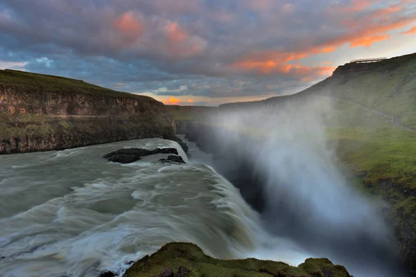 Водопад Галльфосс расположен в каньоне реки Хвита на юго-западе Исландии. Это одна из самых популярных туристических достопримечательностей в стране . — стоковое фото