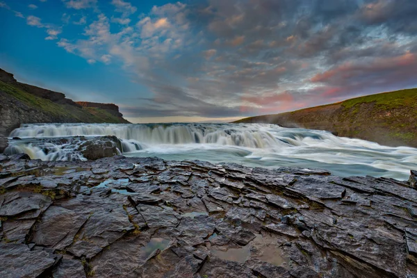 Cascade de Gullfoss située dans le canyon de la rivière Hvita dans le sud-ouest de l'Islande. C'est l'une des attractions touristiques les plus populaires du pays . — Photo