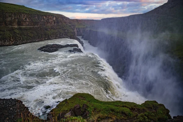 Wodospad Gullfoss, znajdujące się w kanionie rzeki Hvita w południowo-zachodniej Islandii. Jest to jeden z najbardziej popularnych atrakcji turystycznych w kraju. — Zdjęcie stockowe