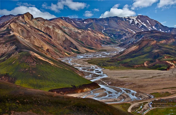 Maravilloso paisaje icelandés. tierra de hierba, lago, altas montañas multicolores, y hermoso cielo — Foto de Stock