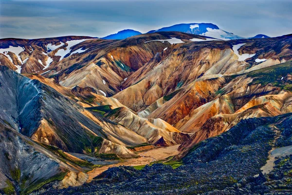 素晴らしいアイスランドの風景です。牧草地、湖、色とりどりの山々、美しい空 — ストック写真