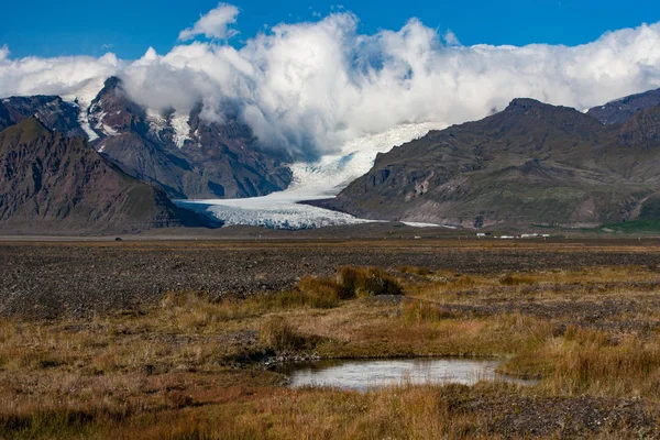 El gran Skaftafellsjokull es el glaciar que se puede ver desde la carretera principal de circunvalación situada en el sur de Islandia. Este glaciar fue la ubicación de la película de ciencia ficción Interestelar como un planeta de hielo . — Foto de Stock