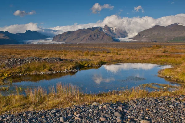 Большой Skaftafellsjokull является ледником, который можно увидеть с главной кольцевой дороги, расположенной в Южной Исландии. Этот ледник был местом расположения межзвездного научно-фантастического фильма как ледяной планеты . — стоковое фото