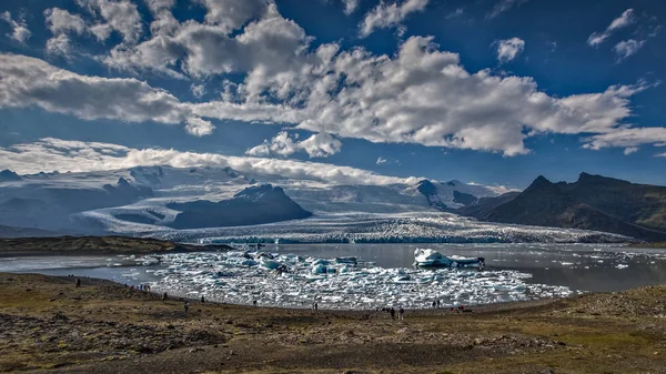グランド Skaftafellsjokull は、アイスランドの南に位置する主要な環状道路から見ることができる氷河です。この氷河は氷の惑星と星間のサイファイのフィルムの場所. — ストック写真