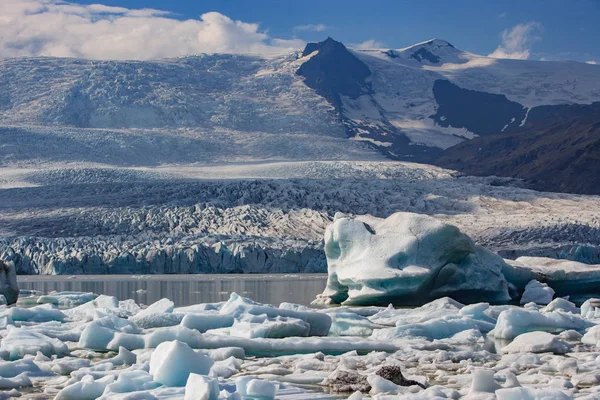 O grande Skaftafellsjokull é a geleira que pode ser vista a partir da estrada principal anel localizado no sul da Islândia. Este glaciar foi a localização do filme de ficção científica interestelar como um planeta gelado. . — Fotografia de Stock