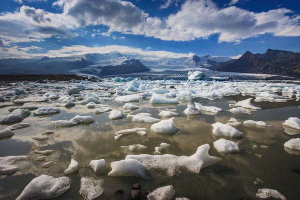 El gran Skaftafellsjokull es el glaciar que se puede ver desde la carretera principal de circunvalación situada en el sur de Islandia. Este glaciar fue la ubicación de la película de ciencia ficción Interestelar como un planeta de hielo . —  Fotos de Stock