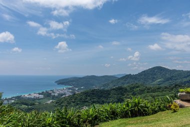 Güzel manzaralı yer Adası, yeşil ağaç, ot ve kıyı Phuket, Tayland