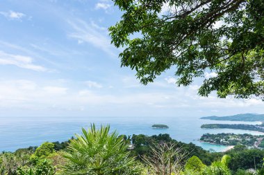 Güzel yeşil ağaç ve kıyı Karon adlı gösterisi ile görünümü noktası Phuket, Tayland