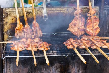 Izgara tavuk duman, leziz menü ile hangi yerel pazarda bulmak kolay