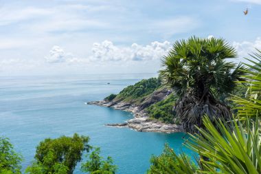 Kıyı deniz ve Laem Phromthep, parlak gökyüzü ile görüntülemek noktası Phuket, Tayland