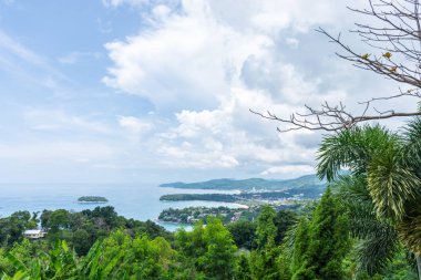 Güzel yeşil ağaç ve kıyı Karon adlı gösterisi ile görünümü noktası Phuket, Tayland