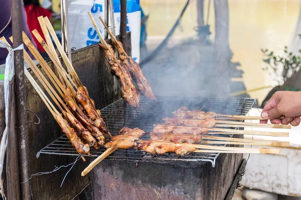 Grilled chicken with smoke, a delicious menu which easy to find in local market — Stock Photo, Image