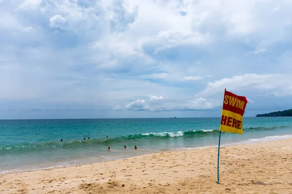 Знак зоны безопасности для купания в море Пхукет, Таиланд — стоковое фото