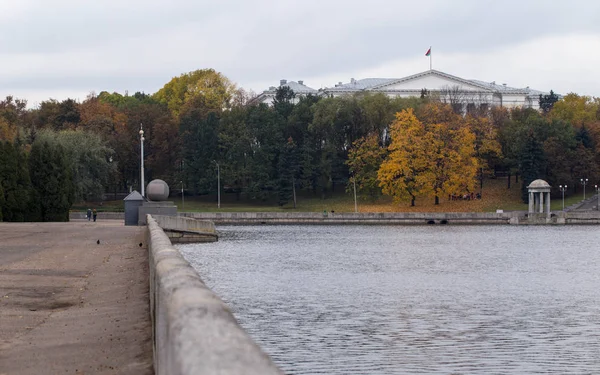 Parque de la ciudad en otoño —  Fotos de Stock