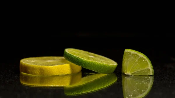 Slices of juicy lime — Stock Photo, Image