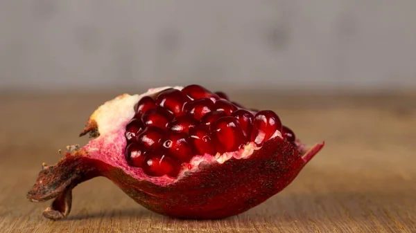 Ripe red pomegranate — Stock Photo, Image