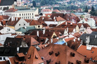 Eski kiremit çatılar.